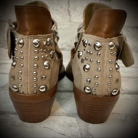 Steve Madden Zenna Tan Leather Ankle Boots w/Silver Studs - Picture 4 of 11